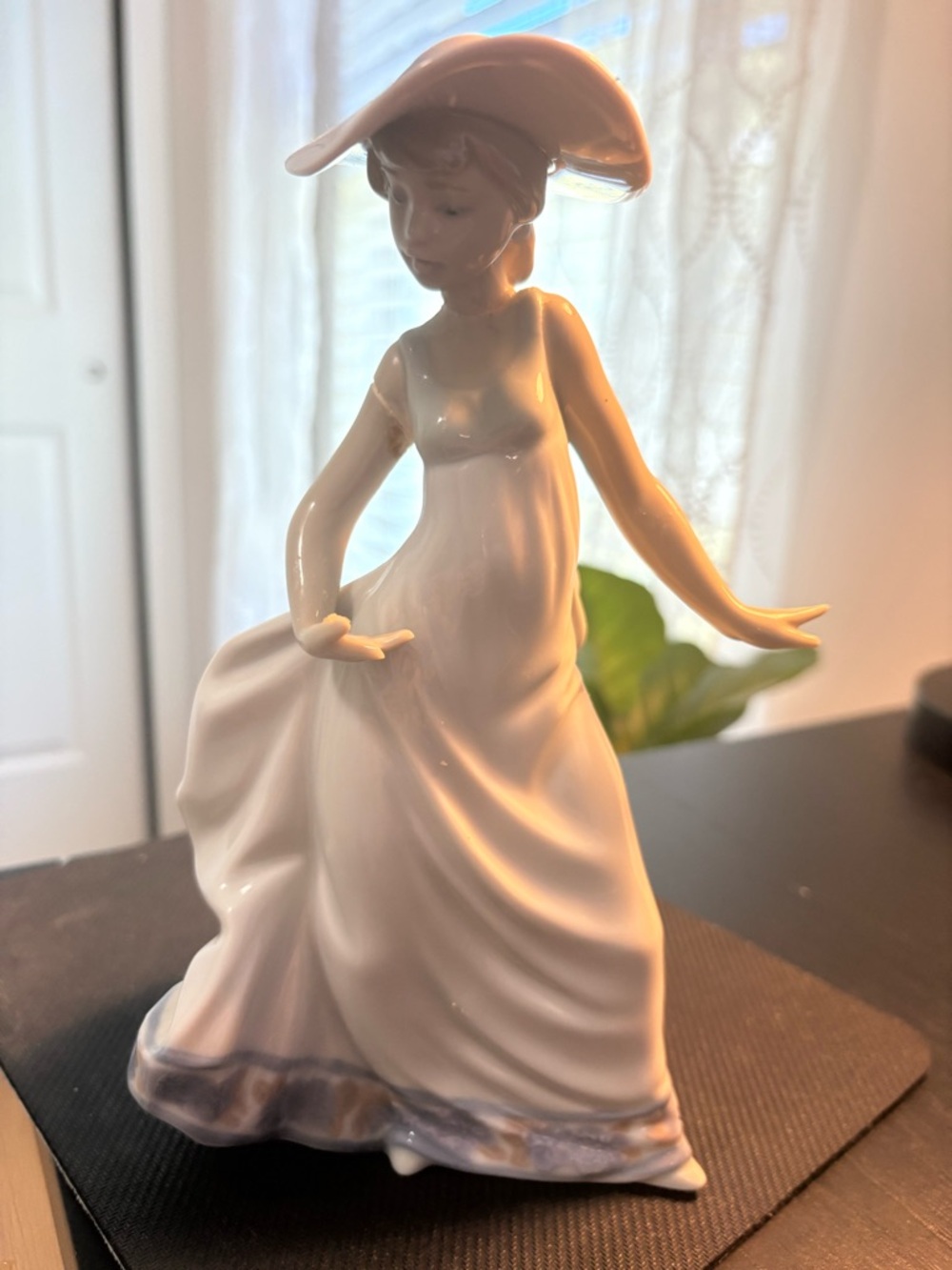 retired Lladro - 01005790 Carefree Lladro Lady w/hat 1991 READ REPAIRED